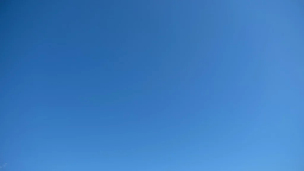 Ciel bleu sans nuages au-dessus d'un lieu de souvenir.